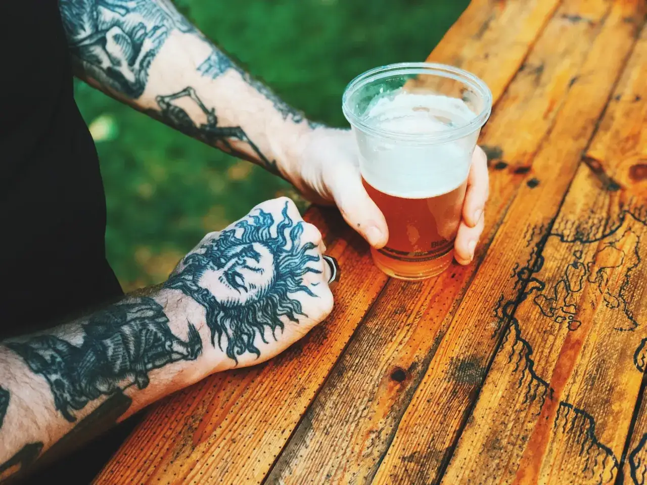 Zdjęcie Alkohol po tatuażu: Czy warto ryzykować? Gojenie i Tw&oacute;j wz&oacute;r