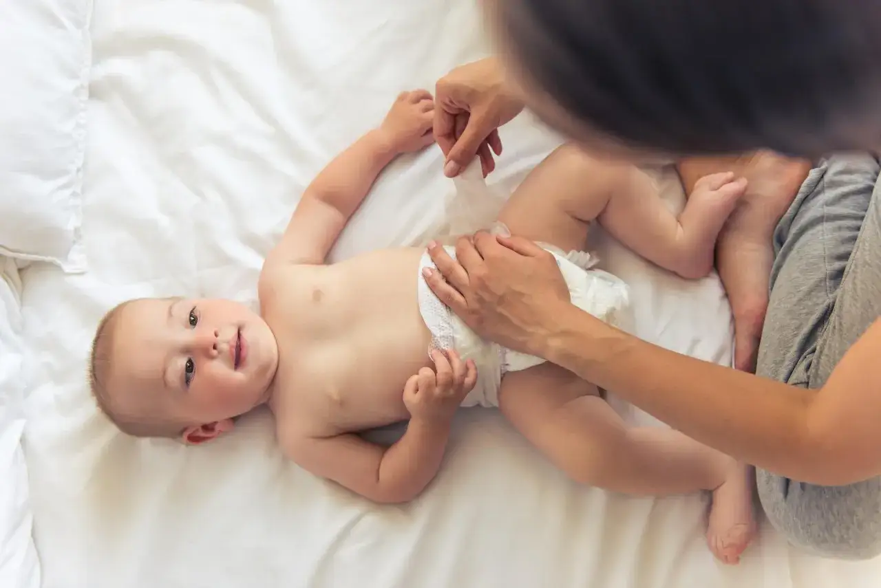 Zdjęcie Co ile zmieniać pieluchę w nocy? Klucz do spokojnego snu malucha.