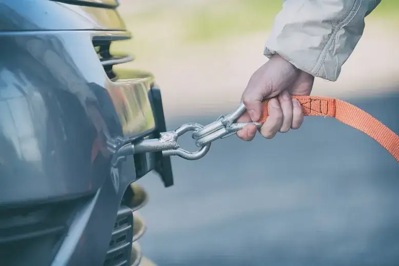 Zdjęcie Czy można holować na autostradzie? Poznaj przepisy i zasady holowania