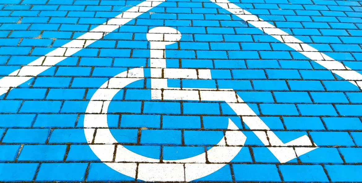 Zdjęcie Czy opiekun osoby niepełnosprawnej może korzystać z karty parkingowej?