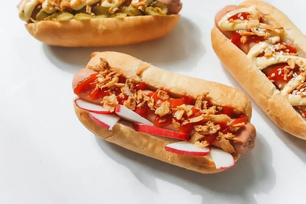 Zdjęcie Ile kcal ma hot dog z Żabki? Sprawdź, co naprawdę jesz!