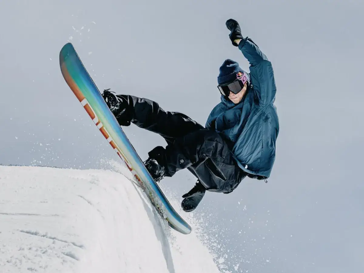 Zdjęcie Co to znaczy all mountain snowboard? Odkryj jego wszechstronność i cechy