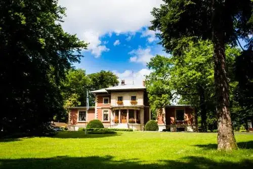 Zdjęcie Pałac w Porażynie: Fascynująca historia i architektura czekają na Ciebie