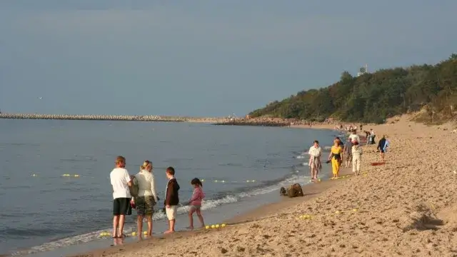 Zdjęcie Kołobrzeg plaża wschodnia czy zachodnia – która jest lepsza dla rodzin?