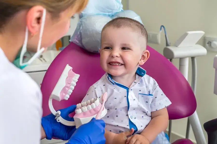 Zdjęcie Pierwsza wizyta u dentysty: Kiedy i jak przygotować dziecko?