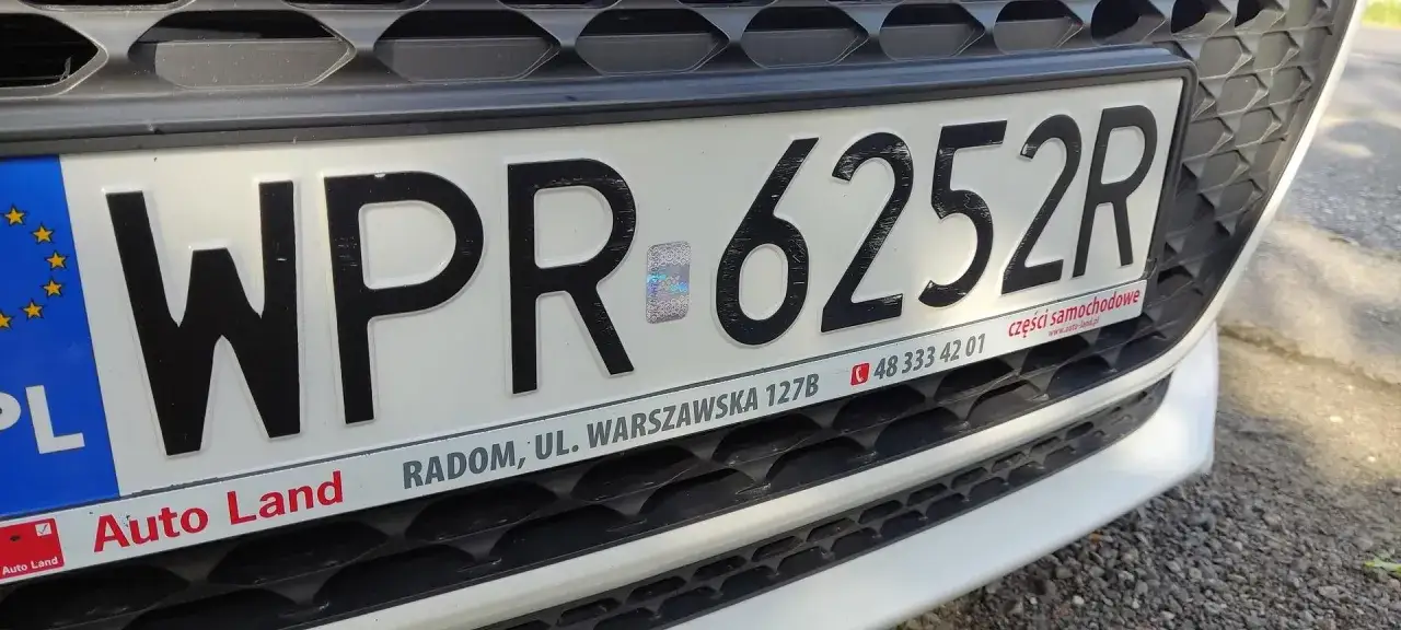 Tablica rejestracyjna WPR 6252R z adresem w Radomiu.