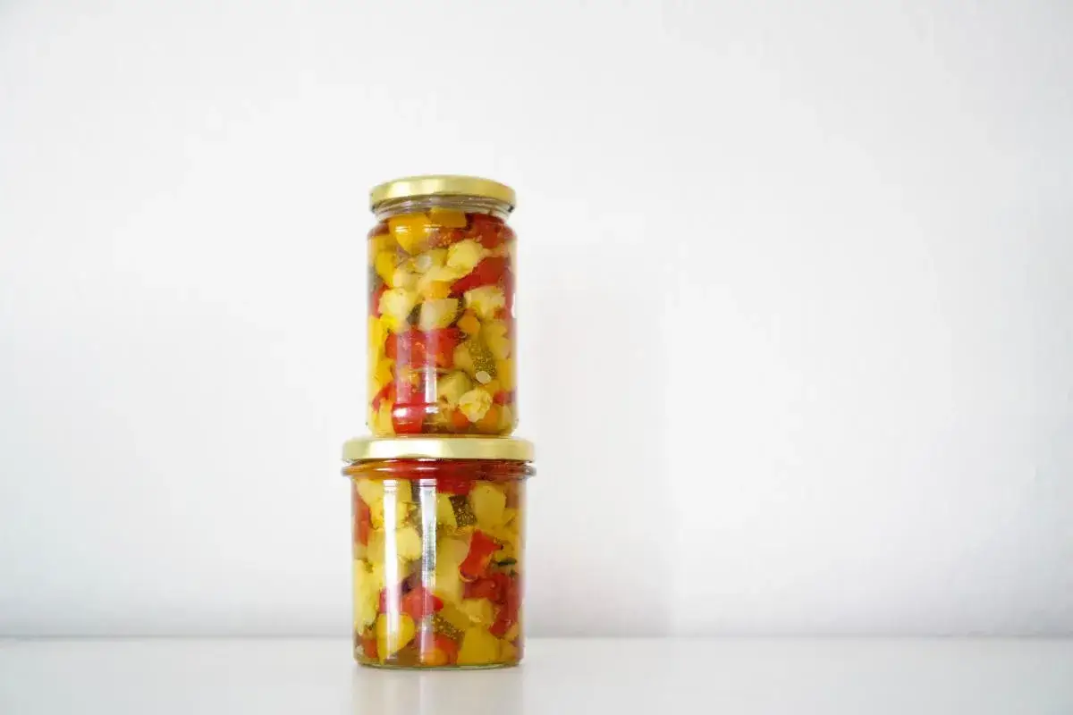 Zwei Gl&auml;ser mit eingelegtem Gem&uuml;se, bereit zum Paprika einkochen. Bunte Paprikast&uuml;cke und Zucchini in Essig eingelegt.
