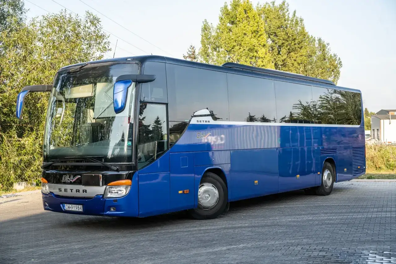 Niebieski autokar Setra DLA, idealny na podróż. Zastanawiasz się, ile kosztuje bus do Niemiec? Ten komfortowy pojazd może być Twoim środkiem transportu.