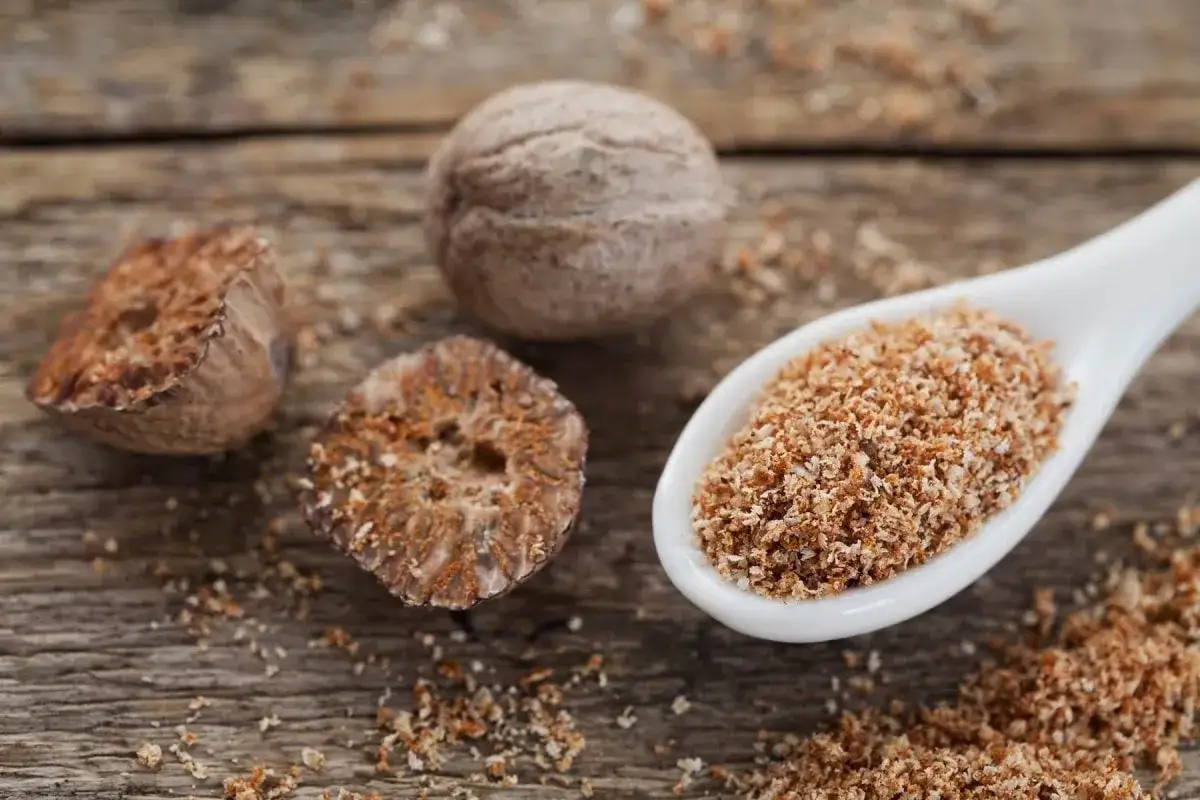 Giftige Gew&uuml;rze wie Zwiebel, Knoblauch, Muskatnuss auf einem Tisch