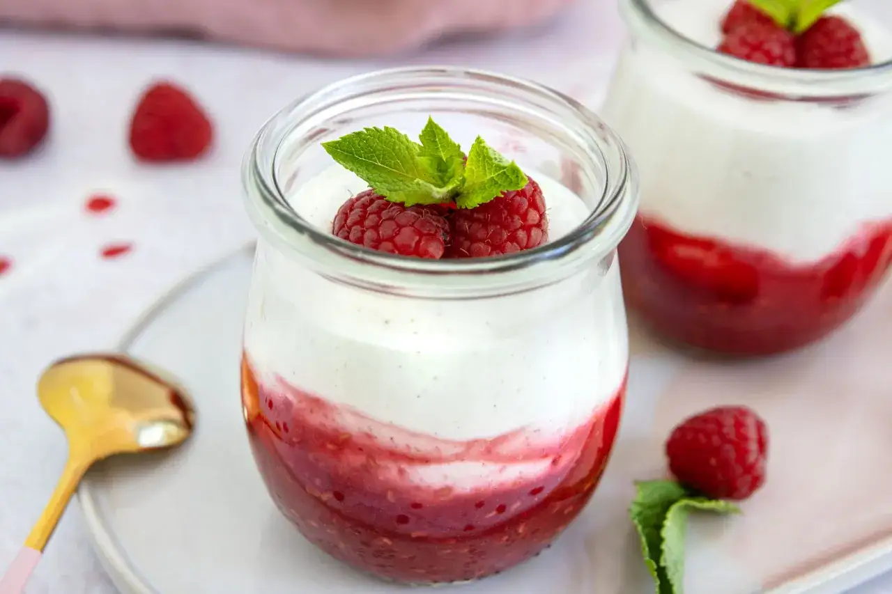 Himbeer Joghurt Schichtdessert im Glas
