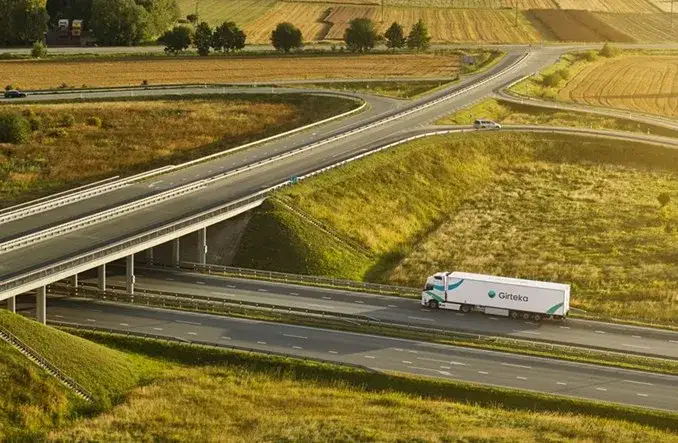 różne warunki pracy ciężarówek (autostrada, miasto, budowa)