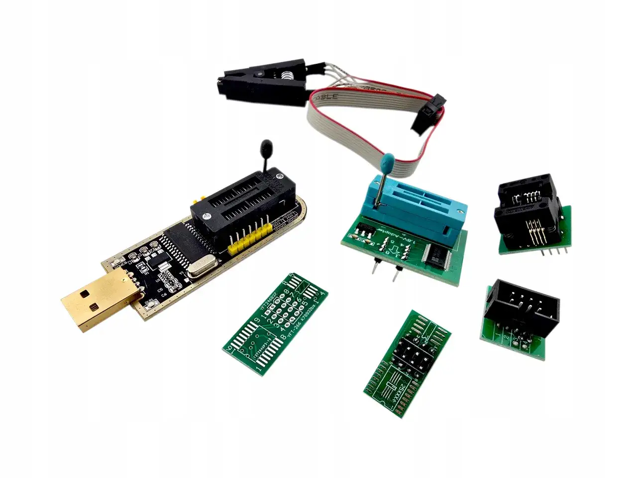 Zestaw adapterów do programowania układów eeprom, w tym programator USB i różne złącza.