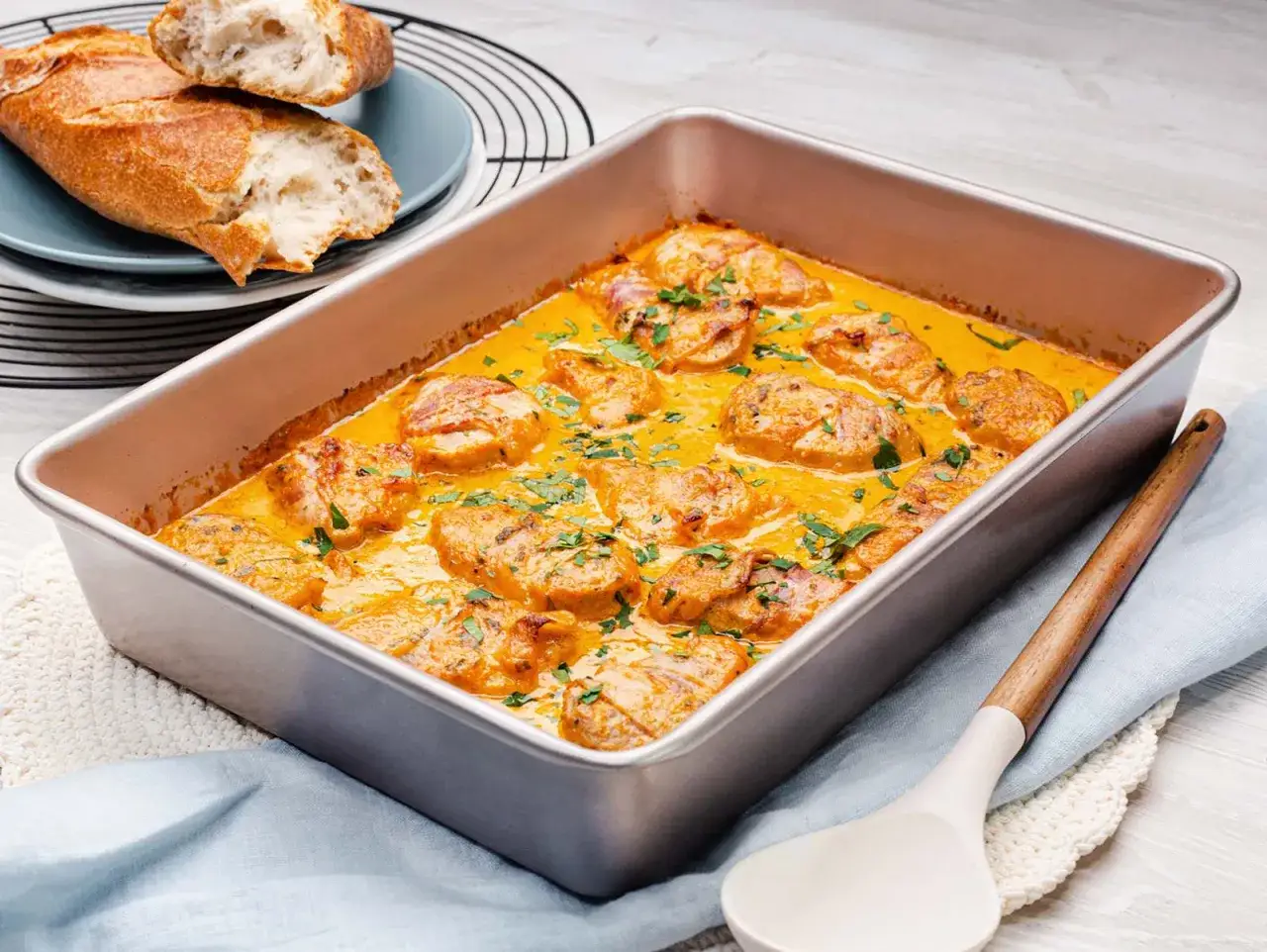Ein schneller Filettopf im Backofen, mit cremiger Sauce und frischer Petersilie bestreut. Dazu knuspriges Baguette.