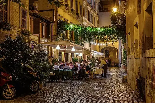 Trastevere di notte con vicoli e ristoranti