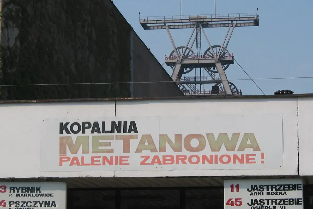 Kopalnia metanowa, gdzie wybuch metanu jest realnym zagrożeniem. Palenie zabronione! Widoczna wieża szybu.