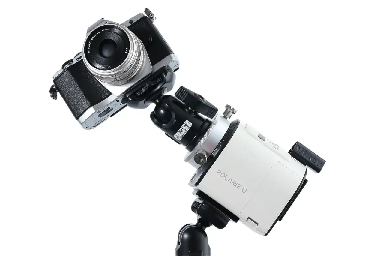 Aparat Olympus z obiektywem 17mm i trackerem Vixen Polarie U, gotowe do nocnej fotografii astronomicznej.