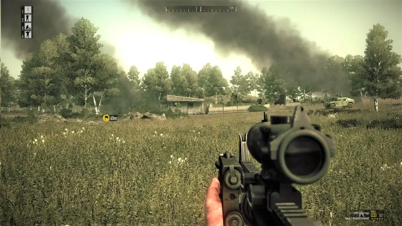 Widok z perspektywy gracza w grze Ghost Recon Phantoms. W oddali dymiący budynek i pojazd wojskowy.