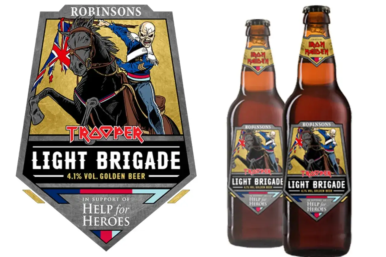 Piwo Iron Maiden Trooper Light Brigade z Eddie'm na koniu i flagą. Dwie butelki piwa.