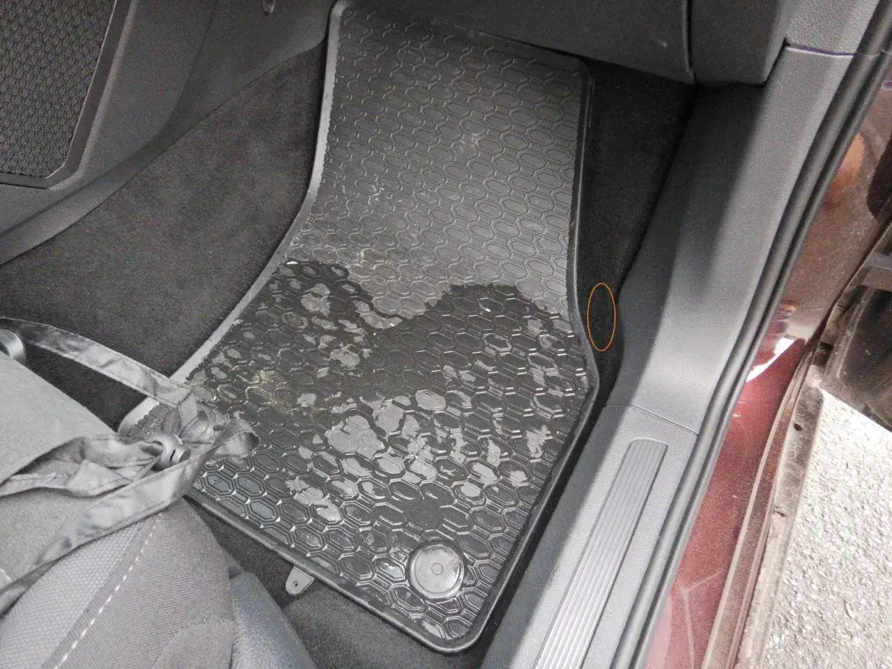 Nasser Gummifu&szlig;matte im Auto. Der Innenraum muss trocknen, um Schimmel zu vermeiden.