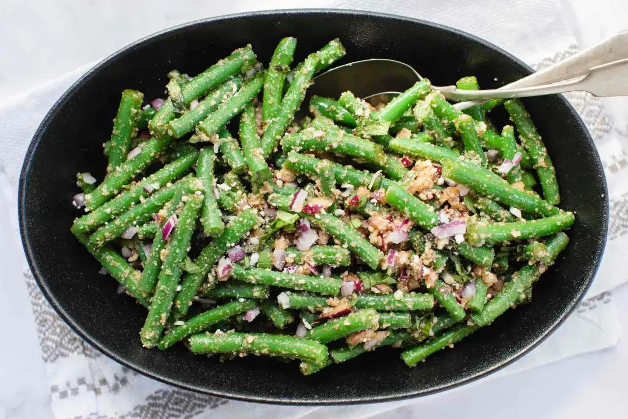 Salade de haricots verts croquants, assaisonn&eacute;e d'oignons rouges et d'une vinaigrette savoureuse. Un d&eacute;lice frais et color&eacute;.