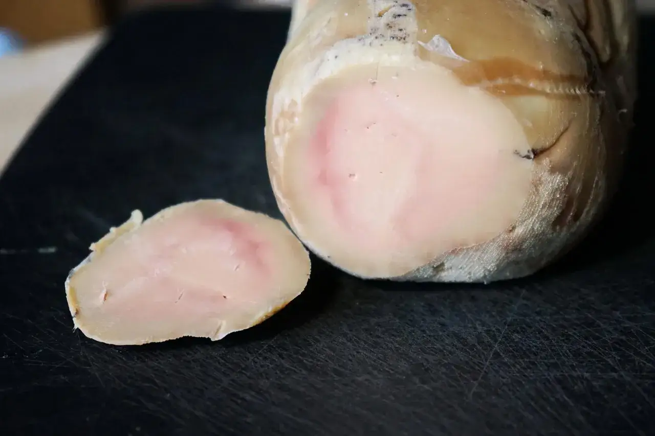 Un morceau de foie gras au sel sans cuisson, pr&ecirc;t &agrave; &ecirc;tre d&eacute;gust&eacute;. Sa texture ros&eacute;e et sa cro&ucirc;te dor&eacute;e promettent une recette savoureuse.