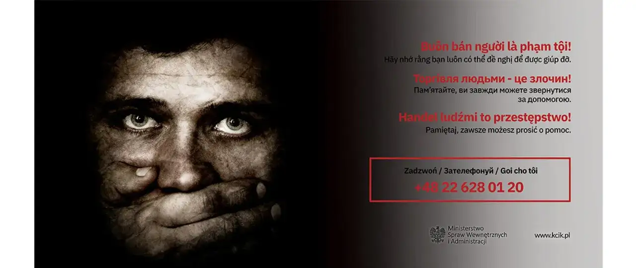 Twarz mężczyzny z zakrytymi ustami. Przekaz: Handel ludźmi to przestępstwo, 189a kk. Zadzwoń: +48 22 628 01 20.