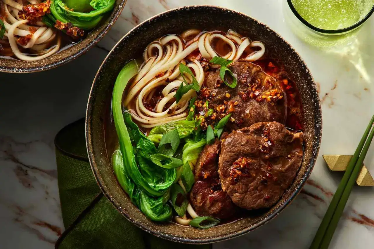Herzhafte taiwanese beef noodle soup mit zarten Rindfleischst&uuml;cken, dicken Nudeln und knackigem Pak Choi.