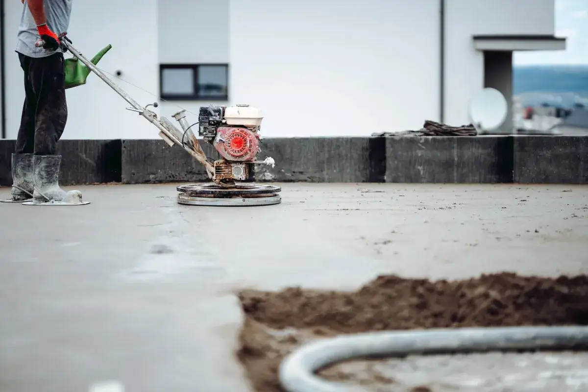 Czynniki wpływające na koszt posadzki przemysłowej: metraż, grubość, stan podłoża