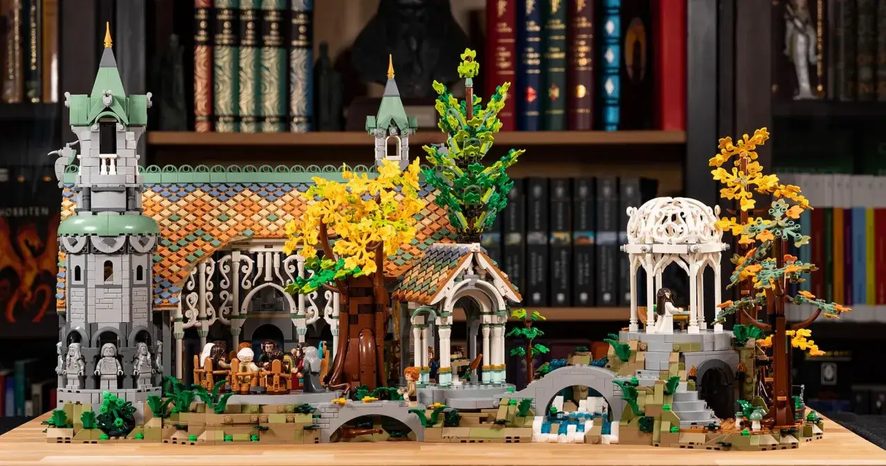Detailreiches Lego Bruchtal-Set mit Elben, B&auml;umen und einem Pavillon.