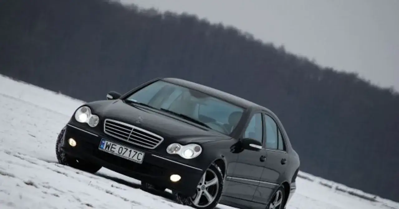 Mercedes W203 na tle miasta