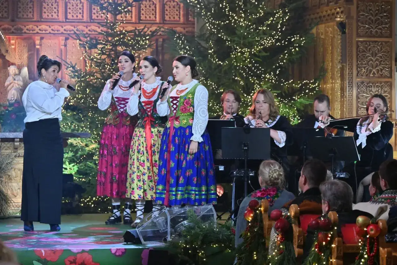 W świątecznej atmosferze, przy choinkach, zespół śpiewa kolędy. Czy można słuchać kolęd przed świętami? Tak, ten koncert to dowód!