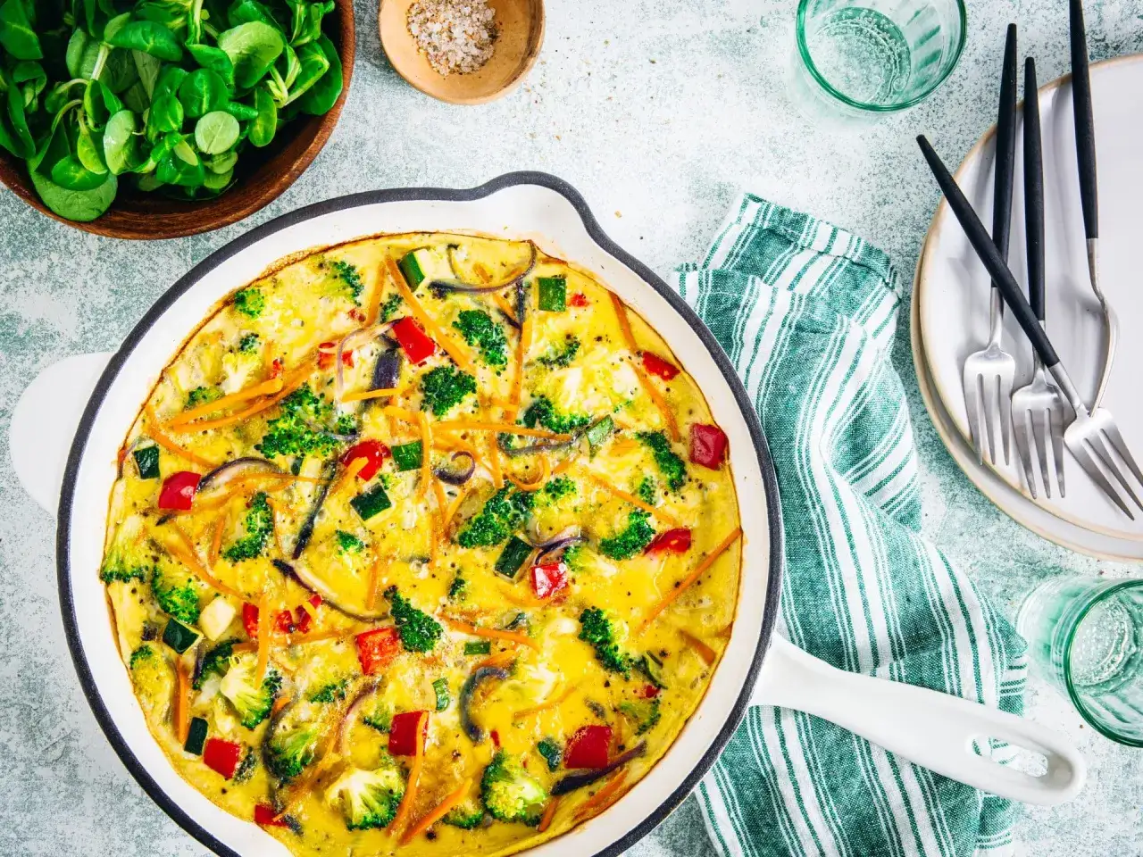 Une savoureuse omelette l&eacute;gumes, garnie de brocolis, carottes, poivrons et courgettes, pr&ecirc;te &agrave; &ecirc;tre d&eacute;gust&eacute;e.