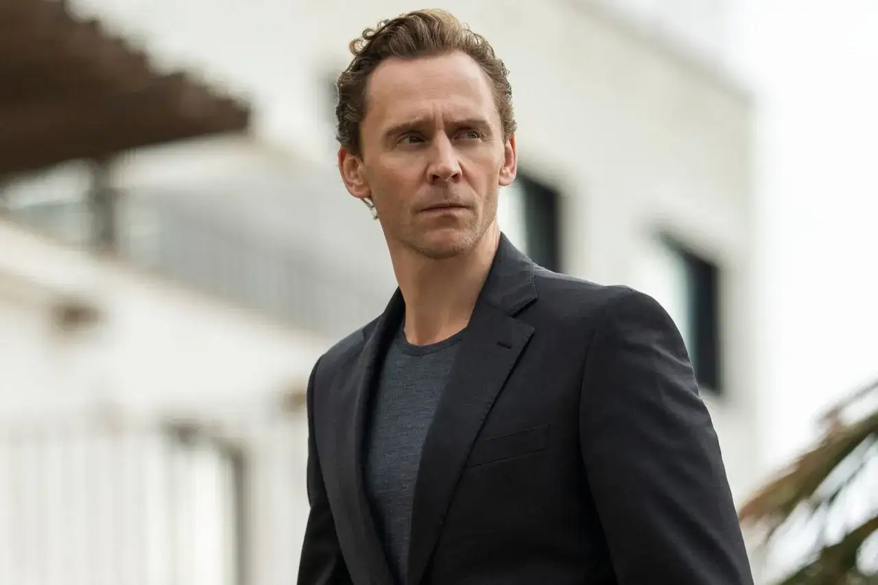 Tom Hiddleston jako Jonathan Pine w serialu