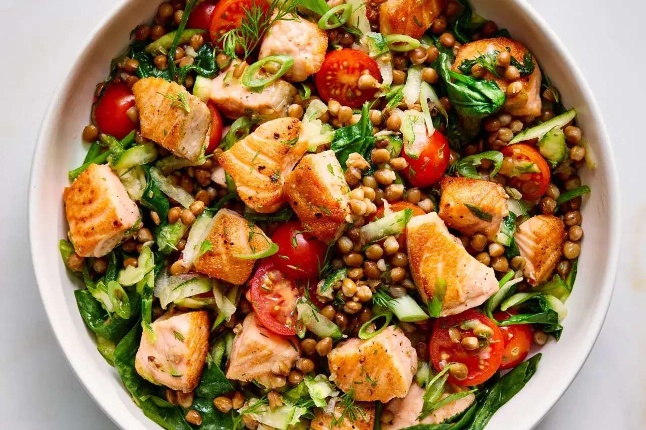 Herzhafter Linsensalat mit gebratenem Lachs, Tomaten und Gurke. Ein Beispiel f&uuml;r gesunde leckere Rezepte, das Vitalit&auml;t verspricht.