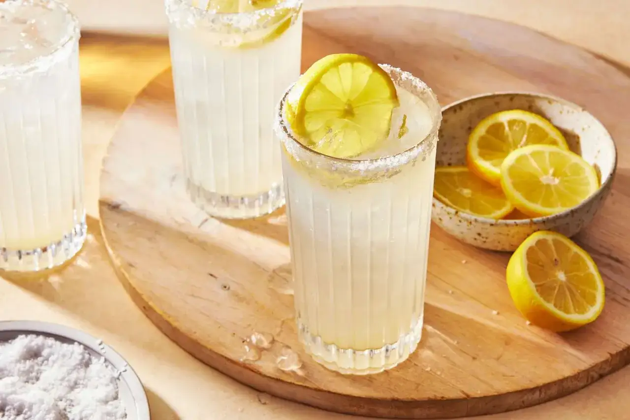 Tv&aring; glas med saltkantad lemonad, garnerade med citronskivor. Perfekt f&ouml;r ett enkelt lubb recept.