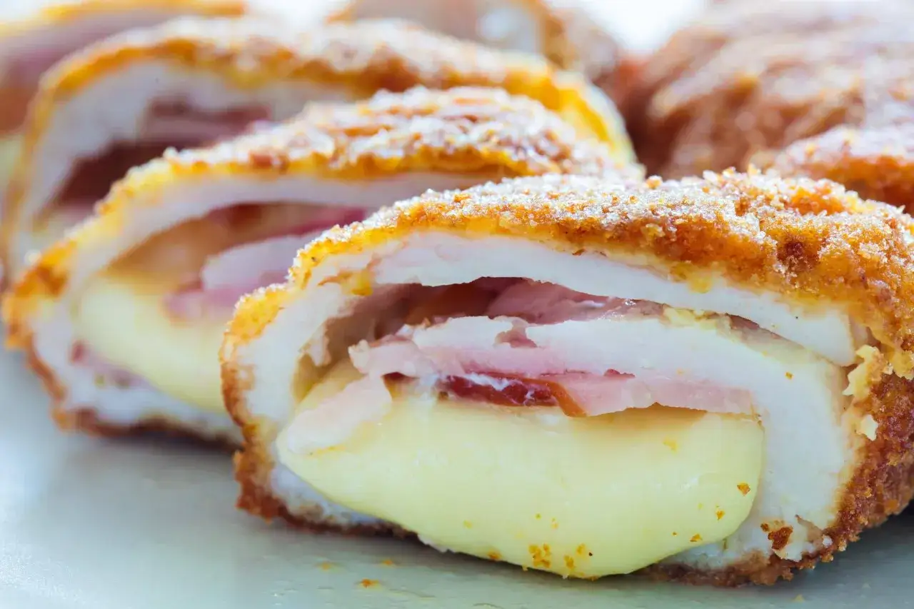 Delicioso cordon bleu de pollo, crujiente por fuera y jugoso por dentro, con jamón y queso fundido.