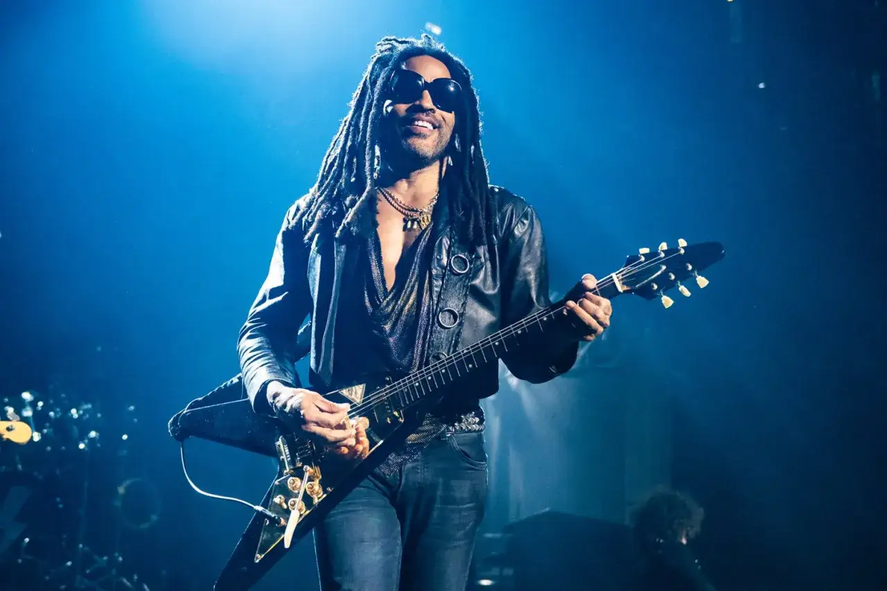 Lenny Kravitz 2023 rockt die B&uuml;hne mit seiner E-Gitarre, tr&auml;gt Sonnenbrille und Lederjacke.