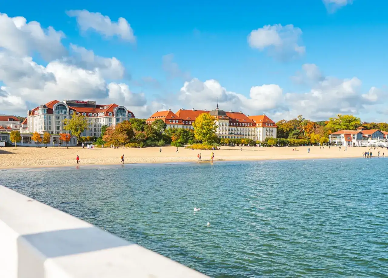 Piękna plaża i zabytkowe budynki w Sopocie. Idealne miejsce, by zobaczyć w Sopocie, co oferuje polskie wybrzeże.