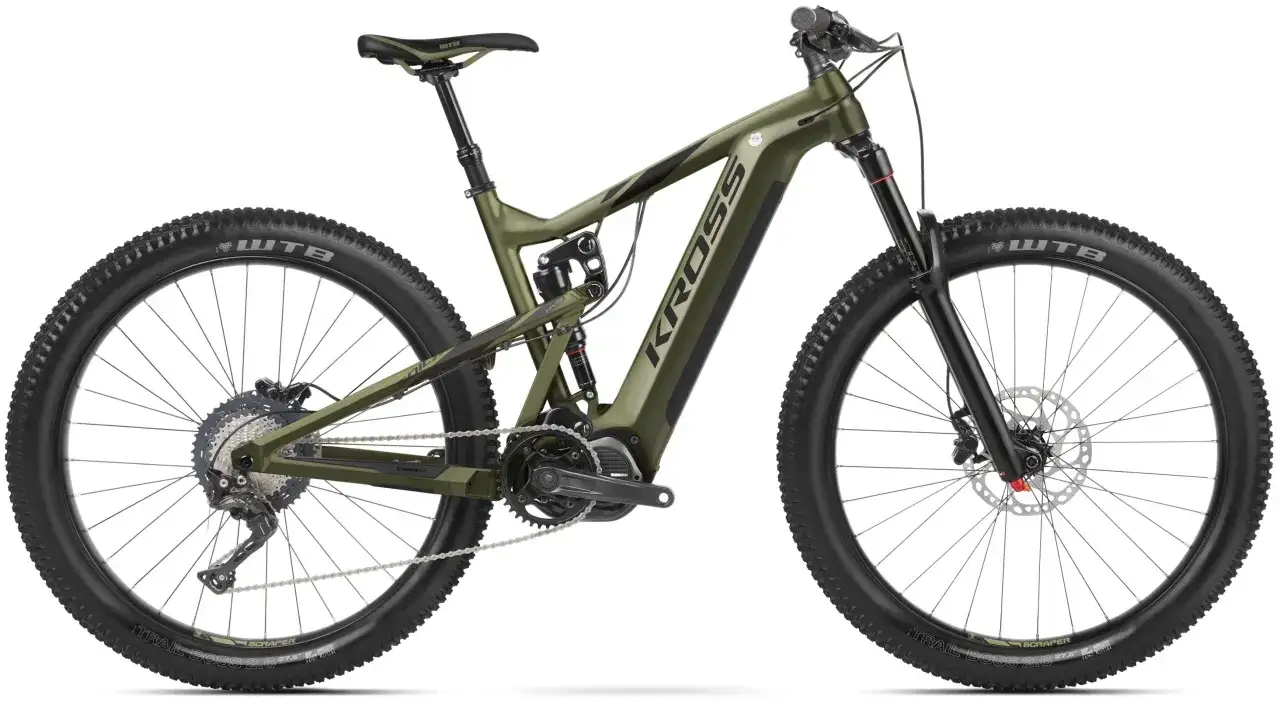 Zielony rower elektryczny Kross z amortyzacją, oponami WTB Trail Boss i napędem Shimano. Idealny na górskie trasy.