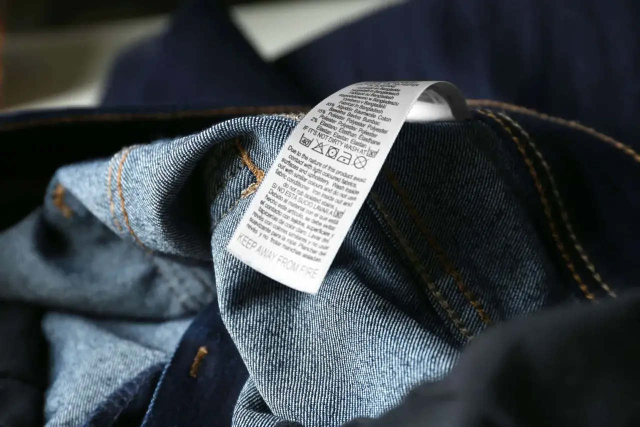 Metka na jeansach informuje, że materiał zawiera syntetyki (poliester, elastan). Pielęgnacja: prać w 40 stopniach, unikać wybielaczy.