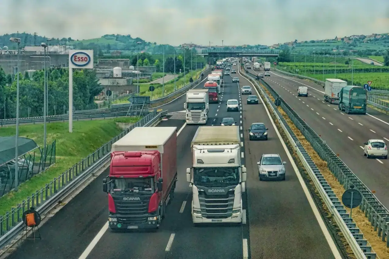 Dzień transportowca na autostradzie. Dwa Scanie i inne ciężarówki pędzą w korku.