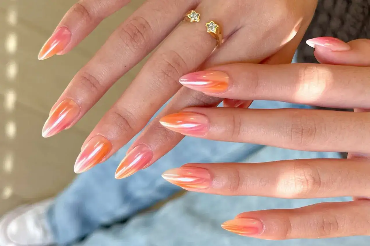 Ongles ballerine aux d&eacute;grad&eacute;s orange et rose, une id&eacute;e lumineuse pour un look estival.