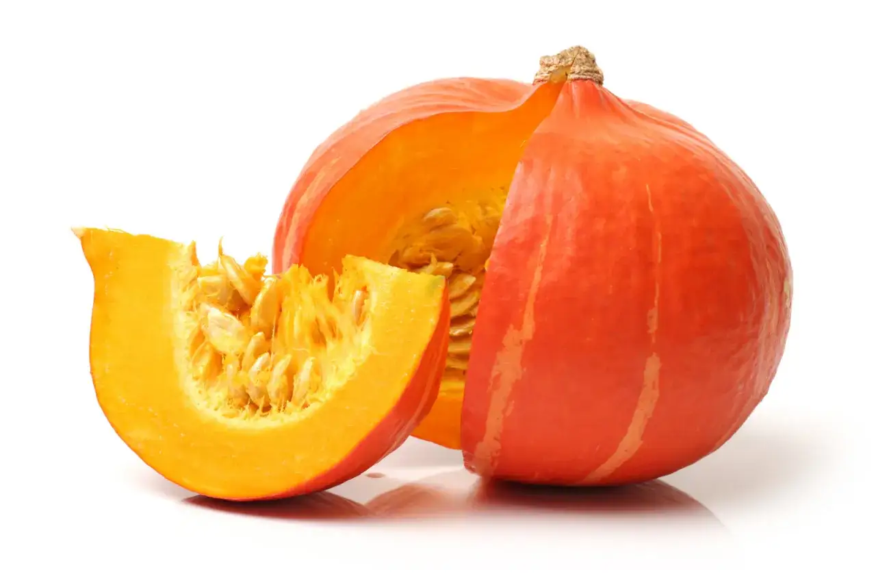 Pomarańczowa dynia piżmowa, przekrojona na pół, z widocznym miąższem i pestkami. Idealny czas na zbiory, gdy skórka jest twarda.