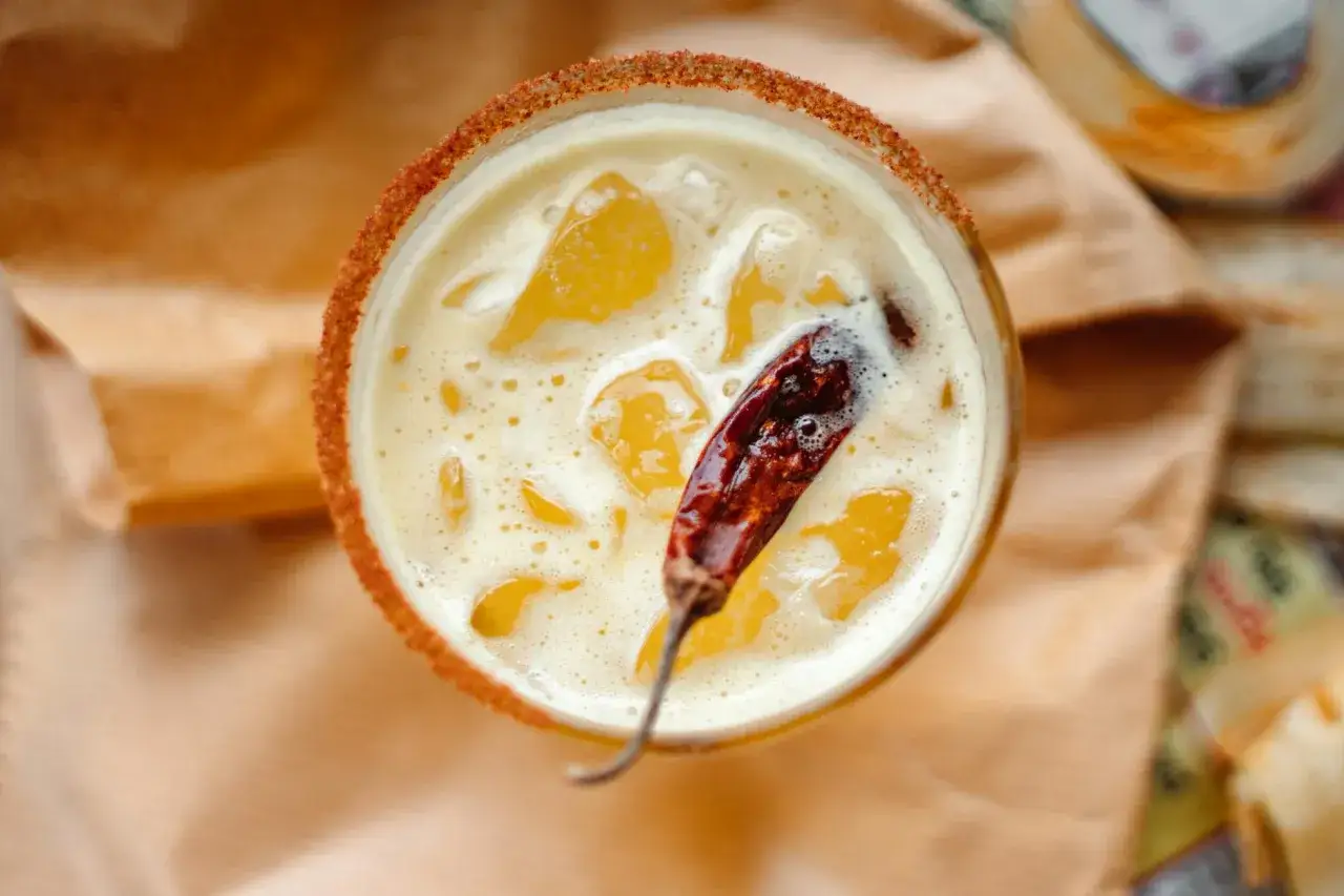 Jak zrobić infuzję z chilli i miodu do drinków na bazie tequili? Ten drink z chilli i miodem wygląda pysznie!