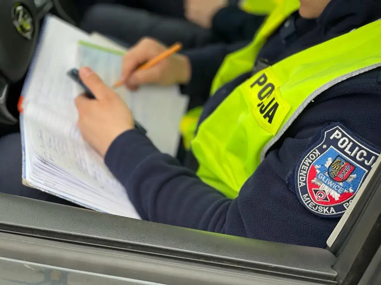 Kierowca rozmawiający z policjantem podczas kontroli drogowej