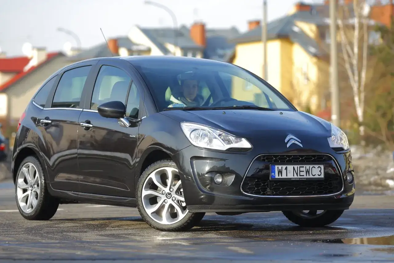 Czarny Citroen C3 z nowymi żarówkami z przodu, gotowy do jazdy.