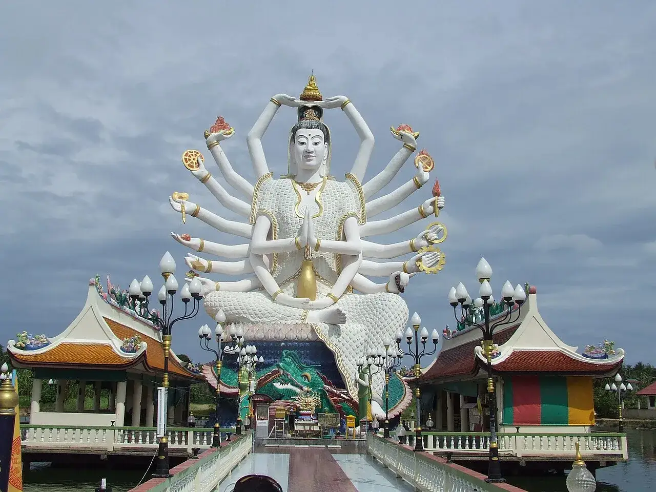 Stor staty med m&aring;nga armar, en symbol f&ouml;r visdom. H&auml;r finns fakta om buddhismen.