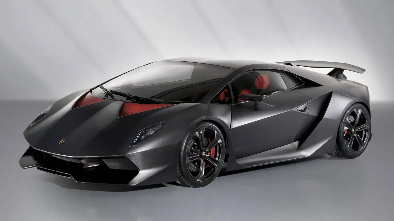 Czarny Lamborghini Sesto Elemento z czerwonymi akcentami, gotowy do szaleństwa na torze.