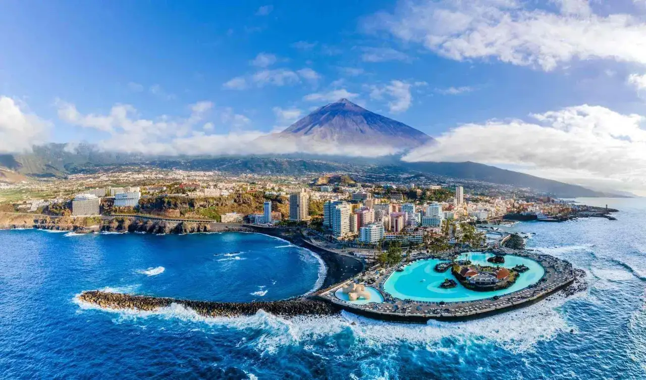 Piękna pogoda na Teneryfie w listopadzie. Widok na miasto, ocean i wulkan Teide.