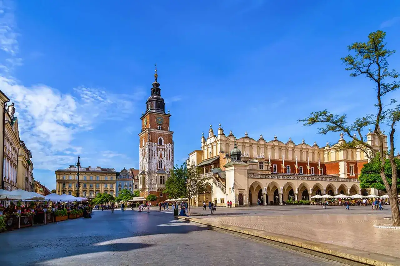 Der Krakauer Marktplatz mit dem Rathausturm und der Tuchhalle. Hier finden sich viele Krakau Geheimtipps für Cafés und Restaurants.